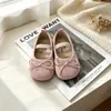Sapatos Pequenos de Couro para Meninas 2026 Nova Coleção Primavera e Outono Sapatinhos de Princesa com Laço Sapatos de Tecido Mocassins com Solado Macio Sapatos Individuais para Bebês
