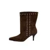 Nuevas botas de tobillo retro europeas y americanas para otoño/invierno, versátiles, con tachuelas, punta fina, botas de moda de tacón fino, botas de caña media para mujer 2026, efecto adelgazante
