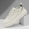 Novos Sapatos Masculinos Brancos de Verão Respiráveis Finos Leves Tendência Sapatos Modernos Sola Grossa Casual Cano Baixo Sapatos de Skate Sapatos Masculinos