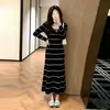 Vestido de malha com gola listrada em cores contrastantes para mulheres, novo vestido longo elegante estilo francês slim-fit para outono e inverno