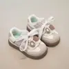 Zapatillas para niñas 2026 primavera y otoño nuevo estilo lazo para niños suela blanda zapatos casuales dulces versátiles para niñas de moda