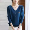 Camisa de malha feminina para usar por baixo primavera, outono e inverno 2024 nova popular gola V moda estilo ocidental suéter top