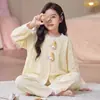 Los pijamas populares de este año para niñas son de algodón nube para primavera y otoño, de manga larga, dos piezas, para casa, para niñas pequeñas.