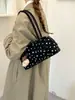 Bolso de bolos de nicho estilo coreano para mujer, nueva colección 2026, diseño de lunares, gran capacidad, bolso de hombro, adecuado para el transporte diario, bolso tipo almohada moderno y a la moda