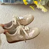 Tênis brancos retrô versáteis para mulheres, nova coleção primavera/outono 2026, sapatos casuais da moda com sola macia e confortável, tênis fofos e estilosos