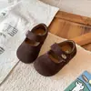 Sapatos de Couro com Estampa de Leopardo para Meninas Pequenas 2026 Outono/Inverno Novo Estilo Sapatos Birkenstock Infantis Solado Macio Sapatos de Princesa para Bebê Sapatos Individuais para Crianças Pequenas