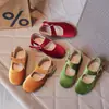 Sapatos Mary Jane de couro para meninas, estilo primavera e outono, sapatos de princesa com sola macia em camurça, sapatos baixos simples para crianças em vermelho, verde e amarelo