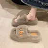 Pantuflas de felpa con hebilla de cinturón estilo coreano, estilo popular de celebridad de internet, nuevo modelo de otoño 2026 para mujer, cómodas pantuflas de felpa para el hogar