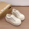 Tênis estudantil de sola grossa, sapatos brancos versáteis para mulheres, perfeitos para baixinhas, estilo plataforma, coleção primavera/outono 2026, novo design casual, super macio e estiloso