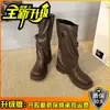 Botas de couro com fivela de cinto clássica de nicho, moda feminina outono 2026, botas de montaria jeans simples da moda