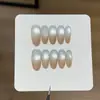 Taoshili [Yue Xi] ofrece arte de uñas artesanal de estilo francés, minimalista, discreto y elegante, con un color café lechoso con un sutil brillo y un efecto ojo de gato.