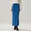 Nova coleção outono e inverno: uma saia de comprimento até o joelho, justa ao corpo, que valoriza a silhueta, moderna, feita de cashmere grosso, tricotado com sete agulhas em fio duplo, com botões decorativos