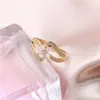 Explosiones de Amazon anillo de color circón asimétrico clásico exquisito incrustación anillo de circón coreano venta al por mayor
