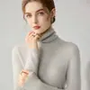 La nueva colección de otoño e invierno de Andy presenta suéteres de punto acanalado de color liso con diseño de cuello alto, ofreciendo un look sencillo y versátil.. Estas capas base de corte ajustado están disponibles para venta al por mayor