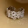 Anel Feminino Doce e Cool de Alta Resistência com Padrão Vazado, Anel Aberto Versátil Empilhável para Afirmação de Moda, Anel para Dedo Indicador com Design de Nicho