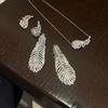 Nuevo Anillo de Pluma de Diseño Personalizado de Moda y Gama Alta, Exquisito Collar Completamente de Diamantes, Pendientes y Juego de Tres Piezas de Joyería