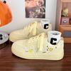 2025 Nuevo Llegada Combinación Perfecta Primavera Suela Gruesa Sencillo Moderno Zapatillas de Combinación Perfecta para Mujer Nicho Casual Deportivo Zapatos Color Amarillo Pan