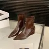 Botas de Salto Agulha Bico Fino Hong Kong para Mulheres Nova Moda Primavera e Outono 2026 Botas Slim Versáteis Botas Curtas Botas de Cano Curto Estilo Francês