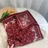 Nuevo Pañuelo Cuadrado Pequeño con Estampado de Flor de Anacardo para Mujer, Adecuado para Combinar con Camisas, Protección Multifuncional para el Cuello de Azafata de Vuelo, Pañuelo Pequeño de Seda Multifuncional para Atar Bolsas