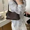 Elegante bolso de mano tejido para mujer 2026 moderno de gran capacidad para el hombro bolsa de trabajo casual de verano nuevo bolso de mano