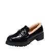 Mocasines negros de cuero estilo británico para mujer, nueva colección otoño/invierno 2026, forrados de felpa para abrigar, planos slip-on de moda