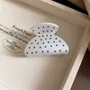 Pinza para el pelo ovalada estilo coreano de acrílico con lunares, moderna, exquisita, versátil, diseño de pinza de tiburón, sentido del diseño, accesorios para el cabello de nicho, venta al por mayor