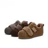 Sapatos de Algodão Espessados com Forro de Lã e Biqueira Reforçada para Mulheres 2025 Inverno Novo Velcro Versátil Pelúcia Sola Grossa Elevação Sapatos Casuais