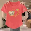 Camiseta Feminina Manga Curta com Toque de Imitação Branca Verão Tendência Marca Nicho Senso de Design Ombro Reto Plus Size Roupas Femininas Top ins Tendência