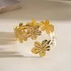 Pulsera plisada floral geométrica de estilo metálico europeo y americano, accesorio de moda de nicho y único para mujer