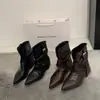 Botines vaqueros retro de punta para mujer en Hong Kong, nuevo estilo de otoño con diseño de hebilla de cinturón, tacón grueso único, botines de moda para pantalones
