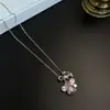 Colar com pingente de urso colorido, asas de zircônia com microincrustação de pérolas, doce e fofo, para mulheres, corrente de clavícula de nicho de alta qualidade, moderno