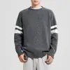 Suéter Tejido de Rayas de Color Contrastante con Cuello Redondo para Hombre Momaik Suéter de Manga Raglán Estilo Nuevo Invierno 2026 para Hombre 21980