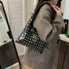 Bolso Cubo de Hombro Individual Texturizado Casual Simple de Gran Capacidad, Diseño Nuevo con Remaches Personalizado, Estilo Europeo y Americano, Tendencia 2026 para Mujer