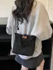 Bolsa de Ombro de Camurça Simples e Versátil 2026 Nova Moda Tendência para o Dia a Dia Design de Nicho Bolsa Transversal de Alta Qualidade