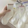 Calcetines de Media Pantorrilla para Mujer, Absorbentes de Sudor y Transpirables, Primavera y Otoño, Resistentes al Olor, Estilo Ins Moderno, Versátiles Calcetines Deportivos Cortos Blancos para Estudiante para Verano
