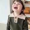 Suéter de punto de estilo coreano para bebé con bloques de color retro, un suéter polo moderno para niños, perfecto para primavera y otoño, con un tacto suave y cómodo