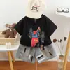 Roupas de Verão para Meninos Conjunto Infantil de Seis Cores com Gatinho de Manga Curta 2026 Novo Conjunto de Verão Estiloso de Duas Peças para Meninos Tendência Atacado