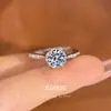 Anel de Prata Esterlina S925 com Moissanita de Um Quilate, Aro Fino Simples com Fileira de Diamantes, Anel de Pedida e Noivado, Joia Elegante de Luxo Leve