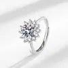 Anillo de bodas de moissanita con imitación de girasol, venta en vivo. Se refiere a anillos femeninos de ocho corazones y ocho flechas de 2 quilates. Fabricantes mayoristas de anillos de generación.