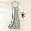 Um Novo Estilo de Camisola de Viscose para Primavera, Verão e Outono, Apresentando Cor Sólida, Design com Bojo Integrado, Caimento Solto, Confortável para Usar em Casa e Adequado para Usar na Rua
