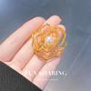 Broche de Perla Camelia Luminosa Corsage de Flor Dorada Hueca para Mujer Accesorios de Pin para Traje de Alta Gama con Textura