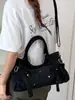 Nueva bolsa de motocicleta de nicho de Shuai Mi, elegante bolsa de hombro para debajo del brazo para mujer, bolsa de mano para el día a día con tachuelas de gran capacidad