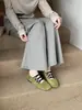 Sapatos femininos baixos de sola macia, sapatos rasos de bico quadrado, versáteis de salto baixo e sola macia, mocassins 2026 outono para gestantes e senhoras idosas