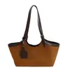 Bolso de mano informal de gamuza para mujer 2025 Otoño Nuevo estilo de gama alta estilo extranjero de un solo hombro accesible para la axila Bolso de mano de lujo