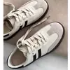 Sapatos de treinamento alemães de três barras Sapatos brancos planos femininos de primavera e verão 2024 Sapatos femininos de fundo grosso diário casual de fundo macio com cabeça redonda