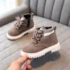 Sapatos Infantis 2026 Inverno Novo Estilo Botas de Combate para Meninos com Lã, Botas Curtas para Meninas, Botas Simples, Botas Estilo Britânico Outono e Inverno