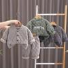 Traje Quente de Inverno para Bebê 2025 Roupas Infantis para Meninos e Meninas, Roupas de Casa Estilosas com Forro de Fleece e Espessadas, Conjunto de Duas Peças para Usar por Cima