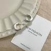 Pendientes de botón geométricos redondos de metal de estilo frío, elegantes y ligeros de lujo para mujer, diseño de nicho simple a la moda, joyería de alta calidad para las orejas