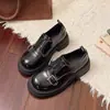 Zapatos pequeños de cuero estilo británico que aumentan la altura suela gruesa slip-on zapatos de un solo paso versátiles cómodos resorte nicho mocasines mujer hebilla de cuero