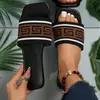 Sandalias planas para mujer 2024 verano nuevo estilo simples europeas y americanas talla grande moda color inglés bloques de color sandalias casuales